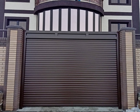 Роллетные ворота Алютех серии Prestige со сплошным алюминиевым профилем роликовой прокатки AG/77 с доставкой в Кропоткине 